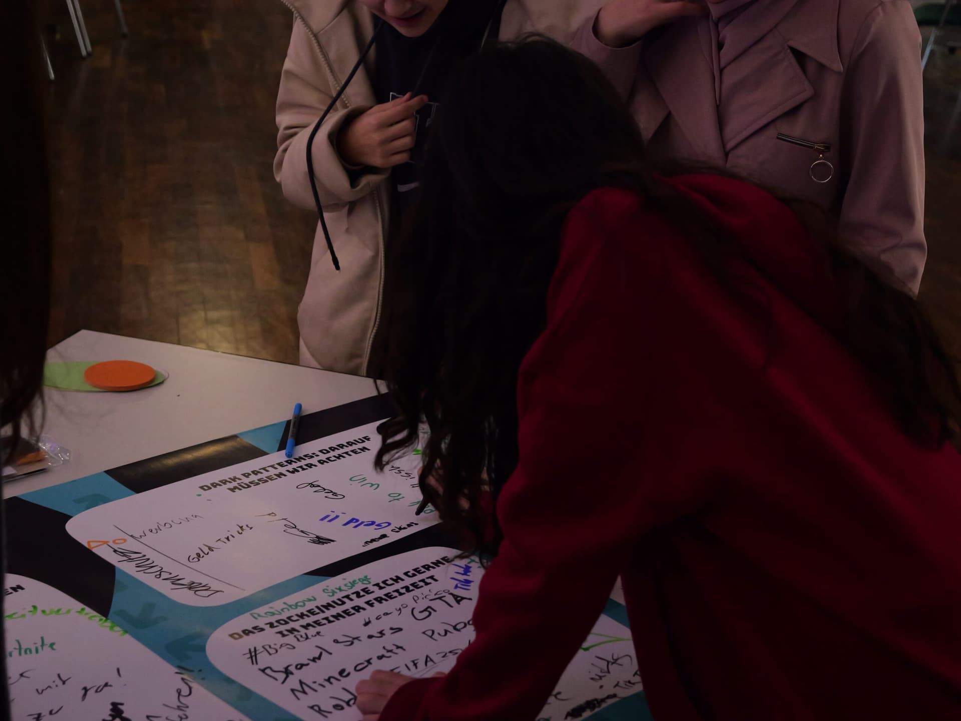 Schülerinnen beim Arbeiten auf einem unserer Gameshift-Events.