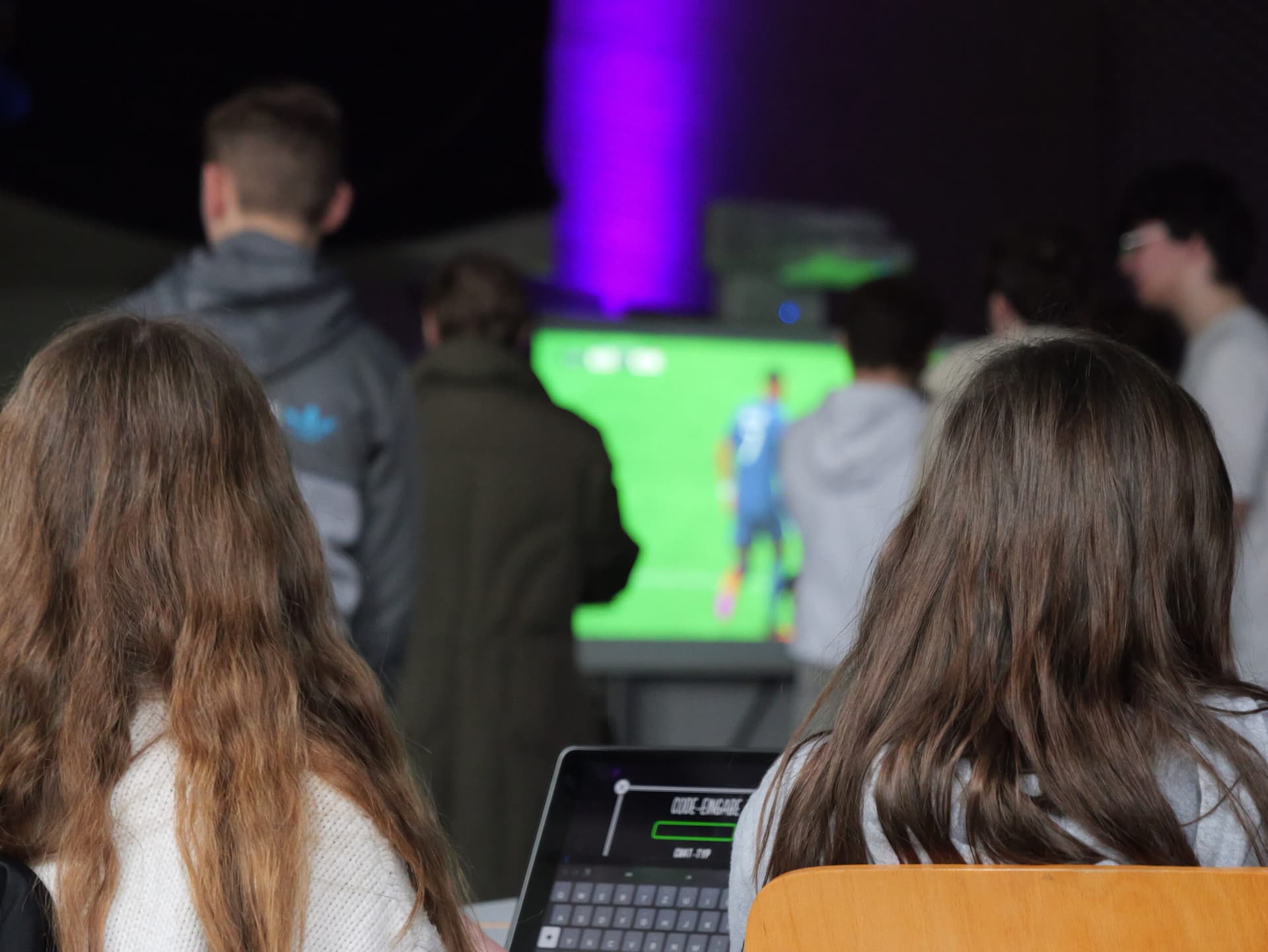 Eine Gruppe von Schülern von hinten bei einem unserer GameShift-Events.