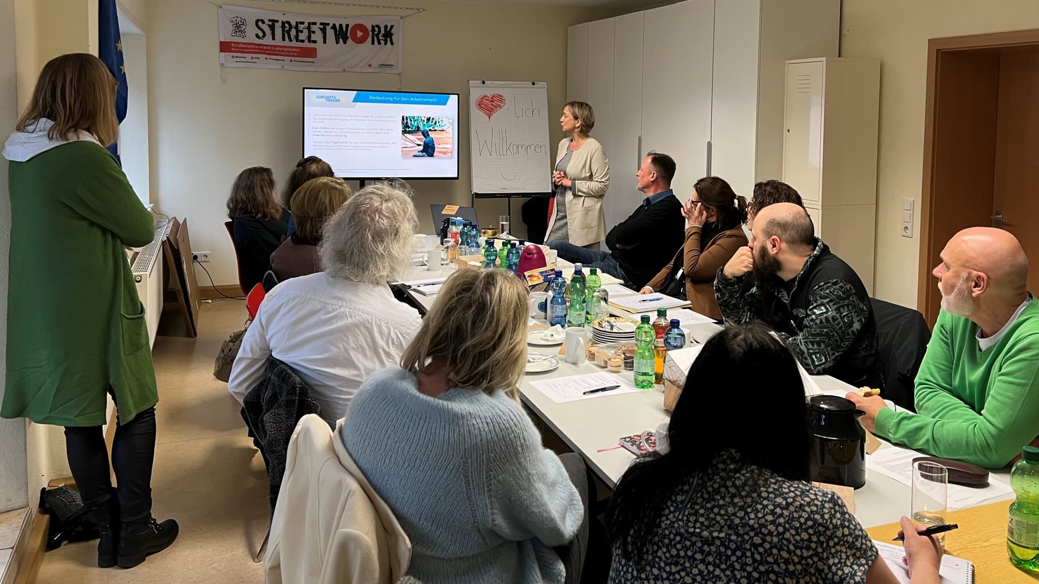 Unser Initiative Zukunftsträger-Team bei einer strategischen Besprechung.