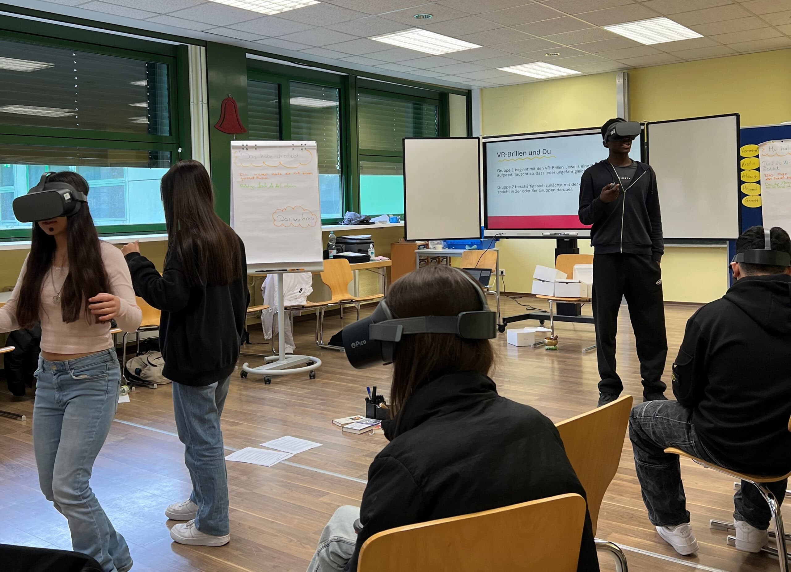 Schüler mit VR-Brillen auf während eines Workshops.
